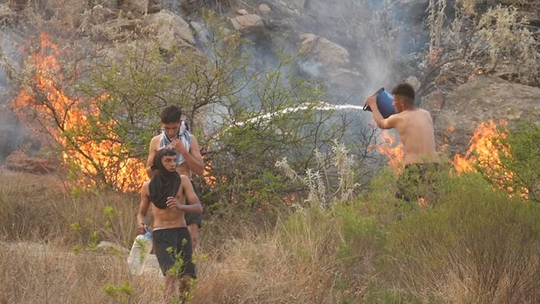 Los vecinos luchan contra el fuego en Carlos Paz. Foto: Lucio Casalla / ElDoce.tv.