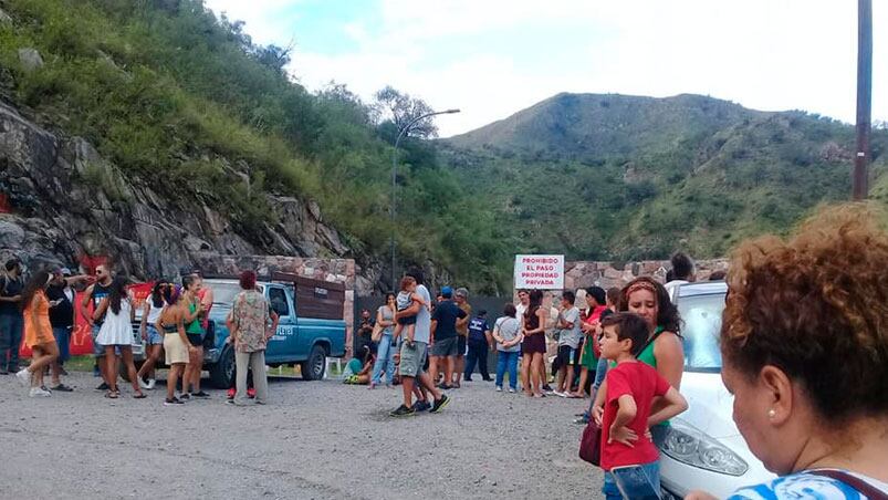 Los vecinos protestaron en los últimos días frente al portón de la minera.