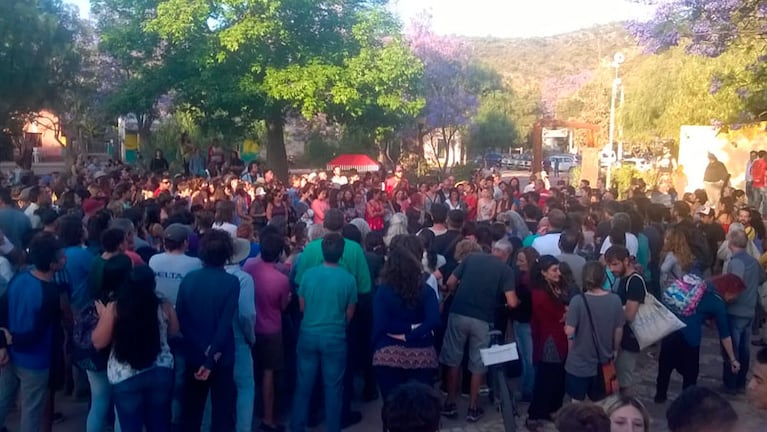 Los vecinos se autoconvocaron en la Plaza de San Marcos Sierras. Foto: Radio La Garabato. 
