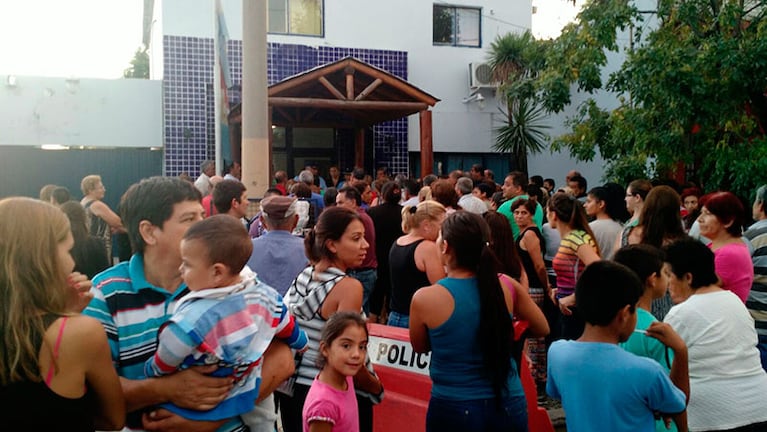 Los vecinos se manifestaron frente a la comisaría. Foto: Juan Pablo Lavisse / ElDoce.tv