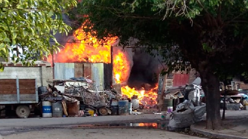 Los vecinos tenían miedo por el voraz incendio.