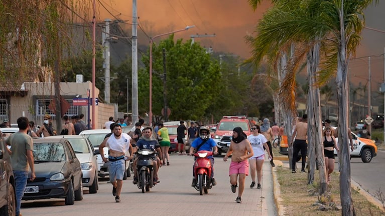 Los vecinos tuvieron que escapar del fuego. Foto: Lucio Casalla / ElDoce.tv