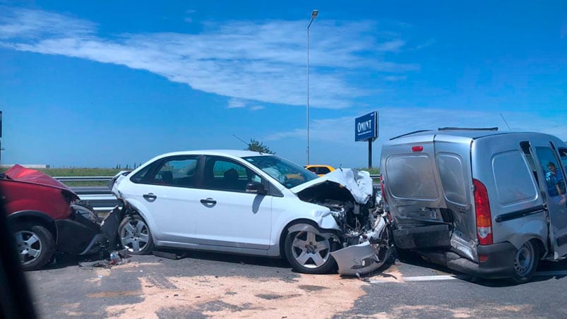 Los vehículos colisionaron en medio del intenso tránsito.