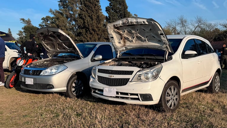 Los vehículos secuestrados durante el operativo en Córdoba. (Foto: Prensa Policía).
