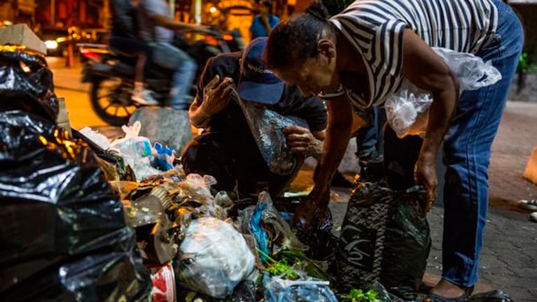 Los venezolanos buscan entre la basura para poder alimentarse.