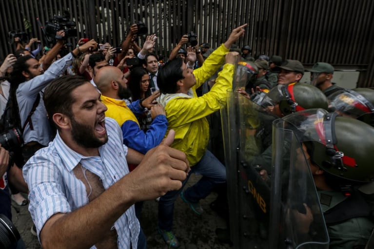 Los venezolanos salieron a la calle y la oposición le pidió al Ejército que defienda la democracia.