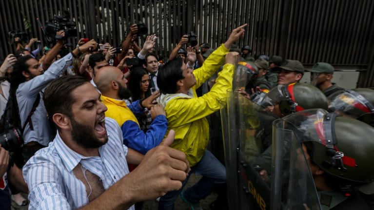 Los venezolanos salieron a la calle y la oposición le pidió al Ejército que defienda la democracia.