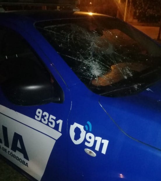 Los vidrios del móvil policial quedaron destruidos.