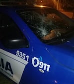 Los vidrios del móvil policial quedaron destruidos.