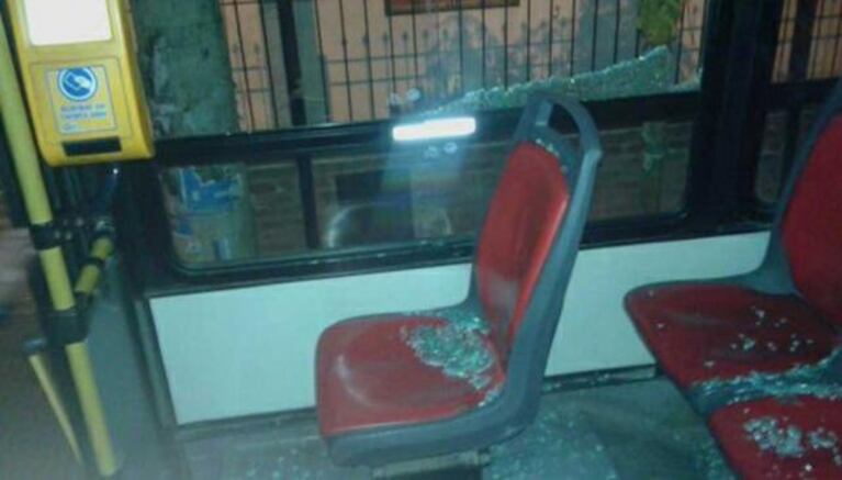 Los vidrios estallaron por los piedrazos e hirieron a la beba. Fotos: Policía de Córdoba.