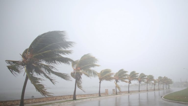 Los vientos provocaron olas de hasta 7 metros en la costa cubana.