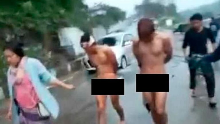 Los violadores fueron exhibidos desnudos y atados a una soga por las calles de Yingkiong.