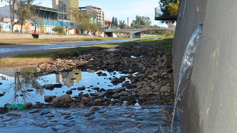 Los volcamientos cloacales al Suquía son una de las causas del mal estado del río. (Foto: La Voz)