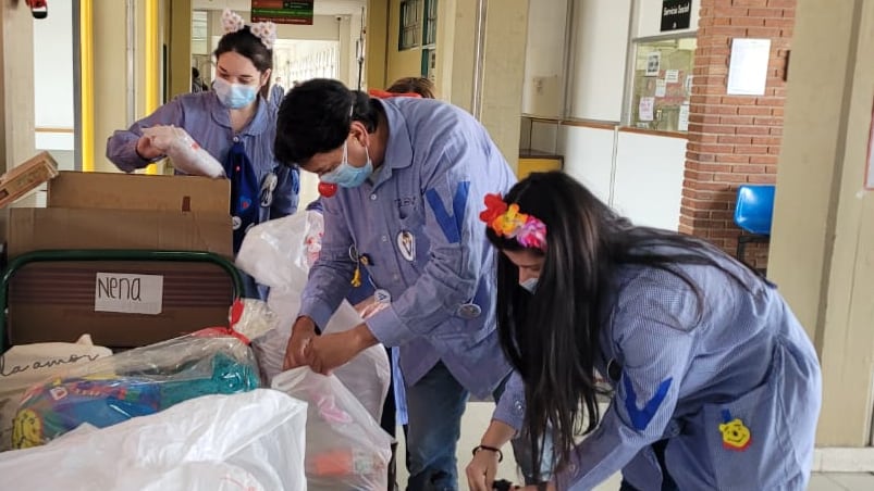 Los voluntarios recibieron las donaciones para los niños internados