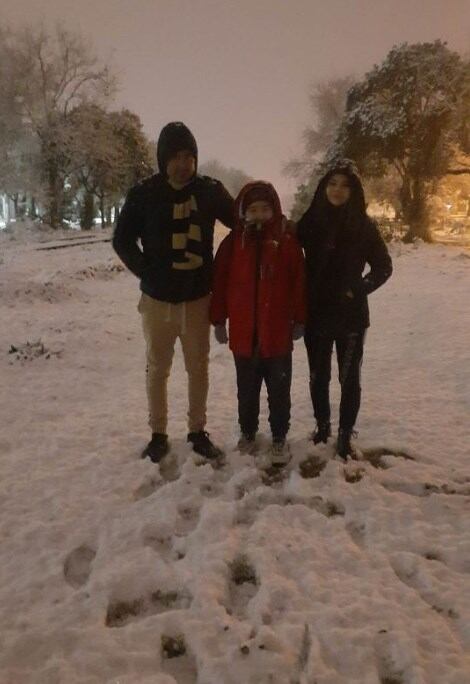 Lourdes Cáceres y su familia, bajo la nieve.