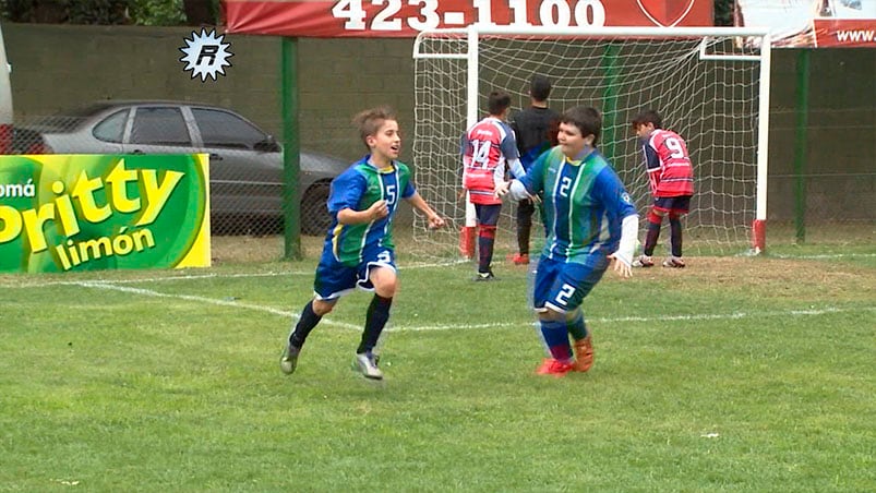 Luca Terenzio festeja su gol y el triunfo del Garcia Faure