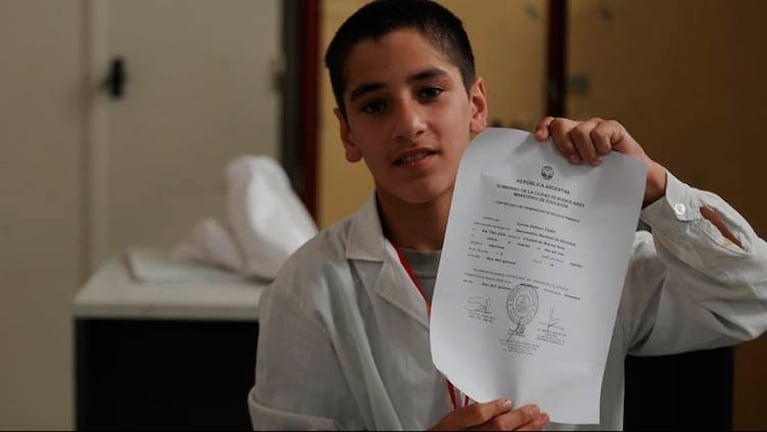 Lucas Cesio muestra su diploma orgulloso y pensando en su futuro. Foto: Clarín