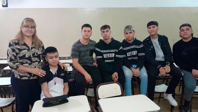 Lucas con sus amigos en el colegio. Foto: Pablo Olivarez / El Doce.