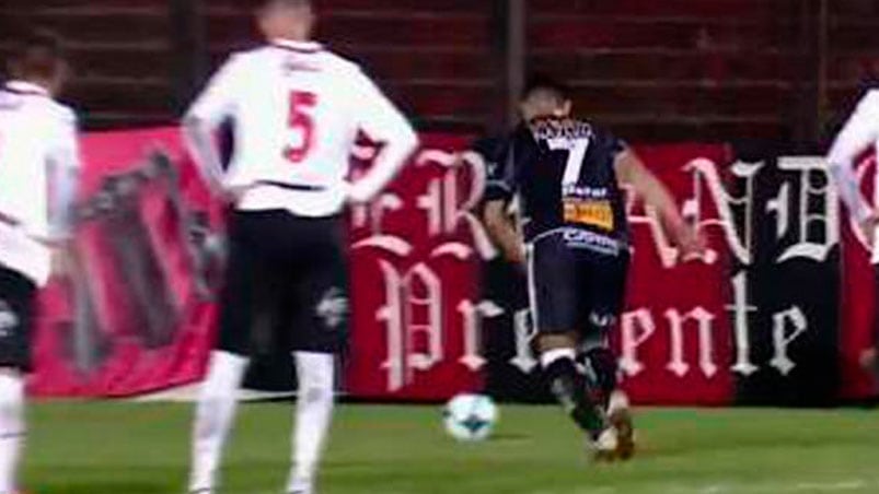 Lucas Passerini toma carrera para hacer el único gol del encuentro.