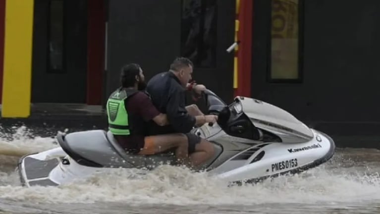 Lucas y Nicolás en acción en medio del temporal.