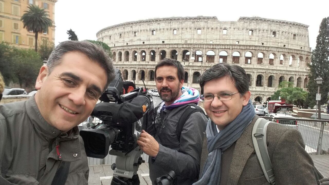 Luchi Ybañez, Keko Enrique y Seba Pfaffen con el Coliseo de fondo.