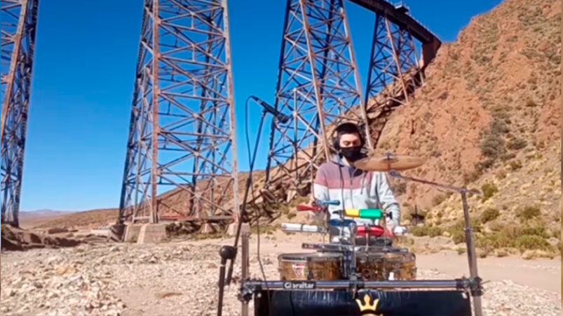 Lucho, tocando la timba frente al famoso tren.