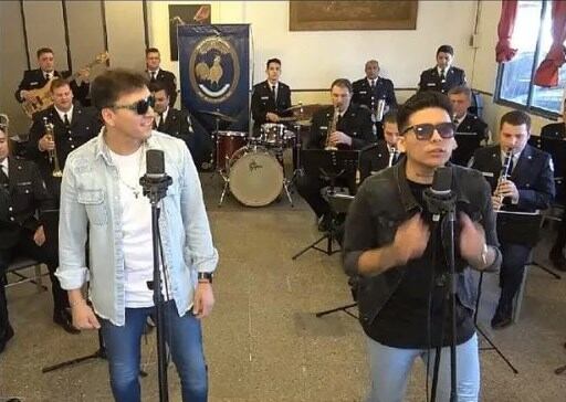 Lucho y Pupi junto a la banda de la Policía Federal.