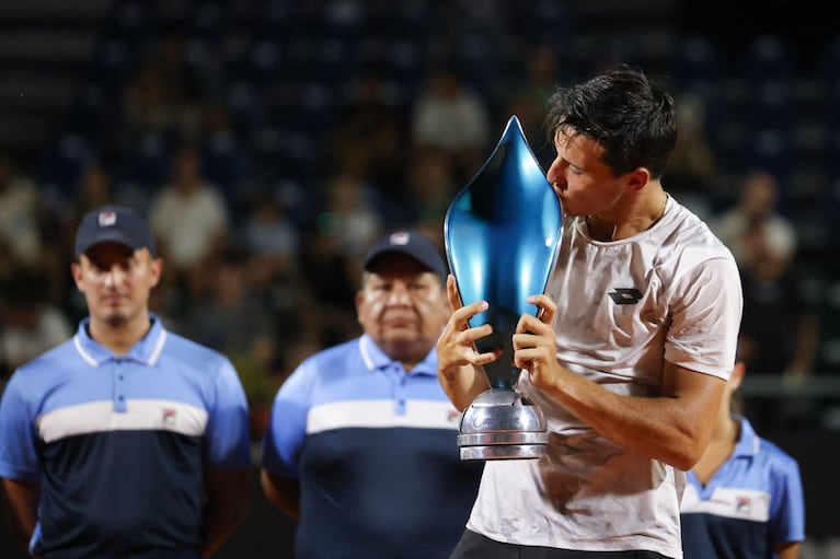 Luciano Darderi junto al trofeo del Córdoba Open.