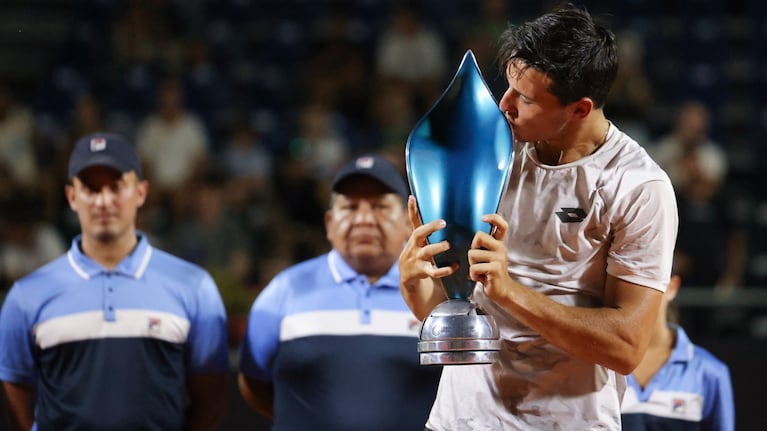 Luciano Darderi junto al trofeo del Córdoba Open.