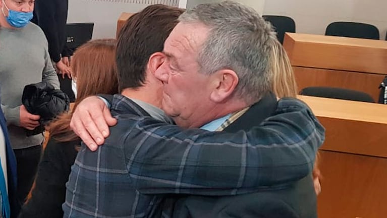 Luego del veredicto, Macarrón abrazó a sus hijos.