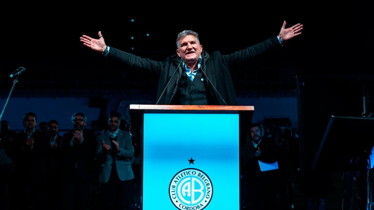 Luifa Artime durante la asamblea extraordinaria en el Gigante de Alberdi. Foto: Prensa Belgrano.
