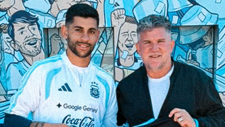 Luifa Artime visitó al Cuti y le regaló una camiseta de Belgrano.