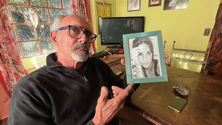 Luis Castana con un retrato de Andrea. Foto: Andy Ferreyra/ElDoce. 