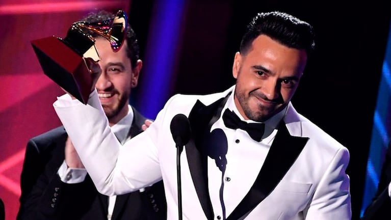Luis Fonsi fue pura sonrisa en la entrega de los Grammy Latino.