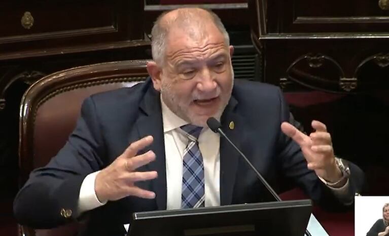 Luis Juez estalló en el Senado tras la abstención de senadores oficialistas.