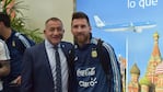 Luis Juez junto a Lionel Messi en el aeropuerto de Guayaquil.