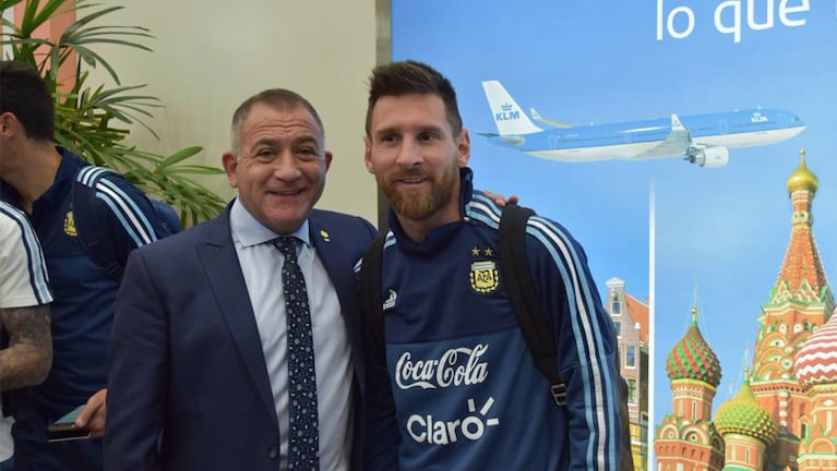 Luis Juez junto a Lionel Messi en el aeropuerto de Guayaquil.