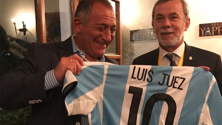 Luis Juez recibió un hermoso regalo de la Selección.