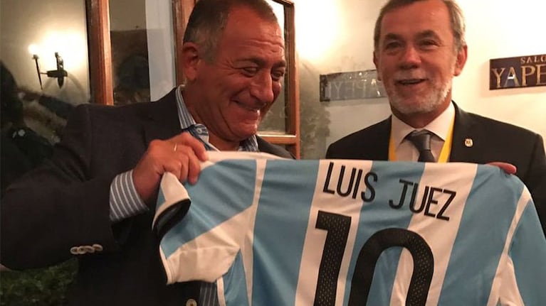 Luis Juez recibió un hermoso regalo de la Selección.