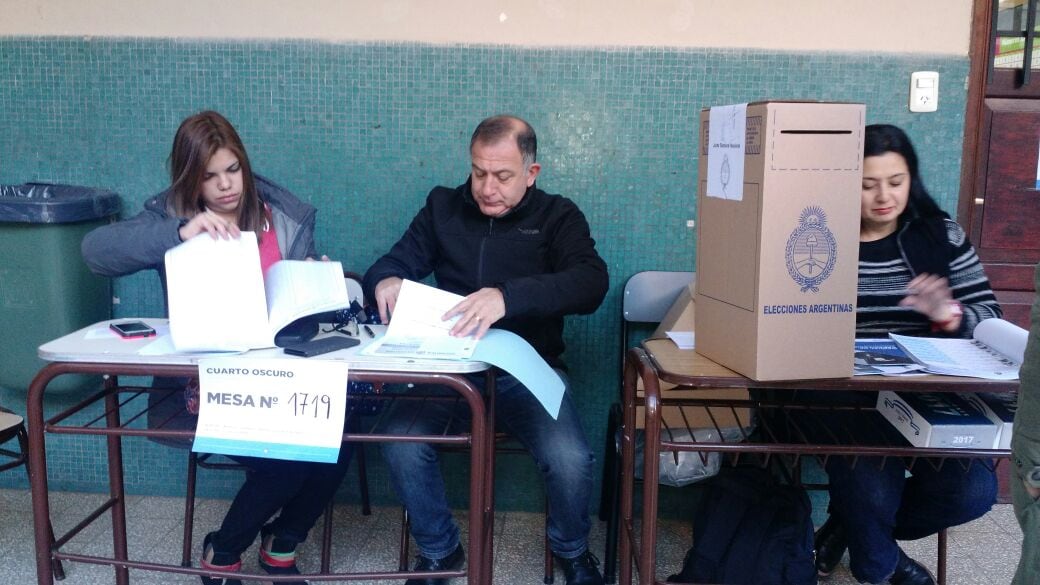 Luis Juez vivirá el domingo como fiscal de mesa en el colegio San José. Fotos: Karina Vallori. 