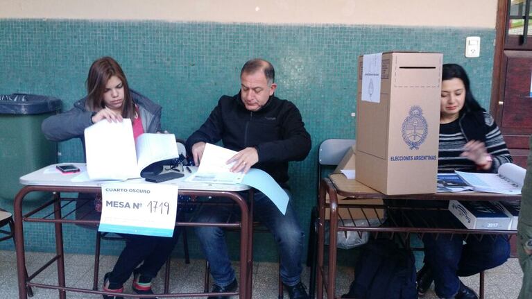 Luis Juez vivirá el domingo como fiscal de mesa en el colegio San José. Fotos: Karina Vallori.