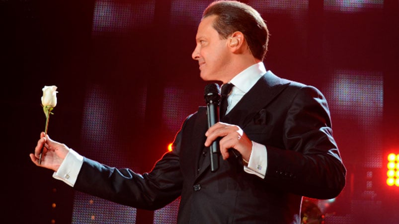 Luis Miguel luce un rostro muy distinto.