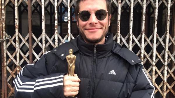 Luis Ortega y el premio que se ofrece por internet.