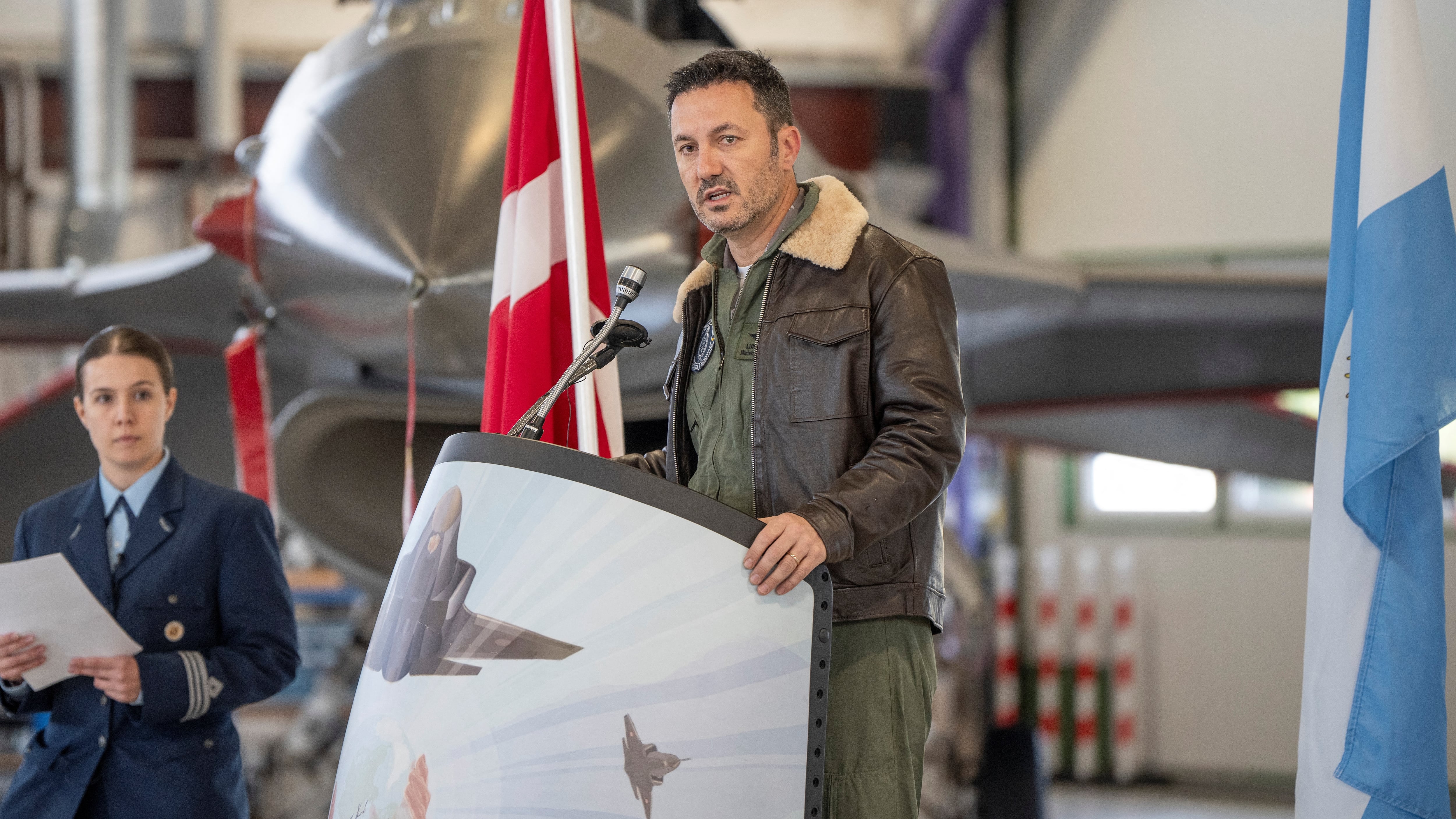 Luis Petri habla en un evento de prensa en el Aeropuerto de Skrydstrup (Foto: REUTERS).