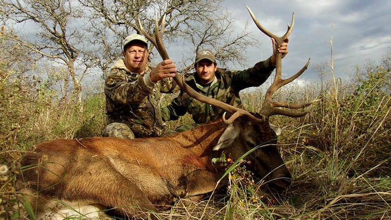 Luis Serenelli junto a su hijo en un tour de caza.