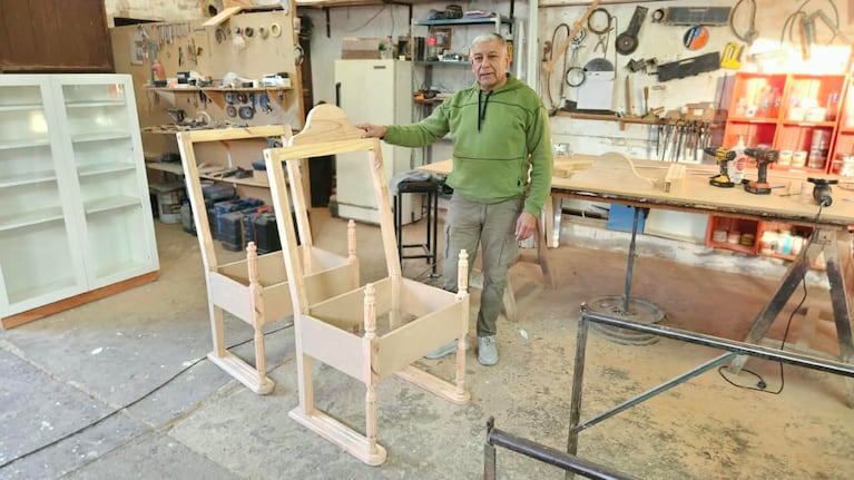 Luis sigue a paso firme para dejar listos los sillones que usará el Papa en Córdoba. Foto: El Doce.