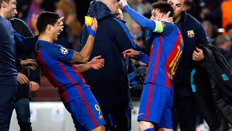 Luis Suárez le muestra el limón a Messi en pleno festejo.