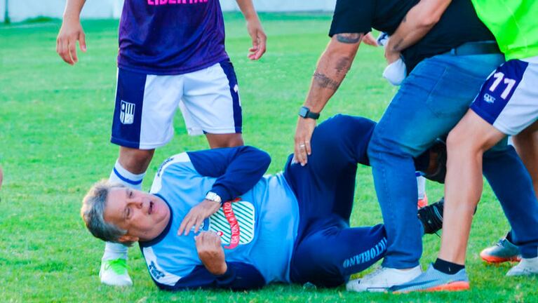 Luis Ventura se llevó la peor parte en el final de un partido de fútbol. Foto: Nair Safenraiter.