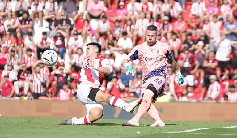 Luna ante Guido Herrera en Alta Córdoba.