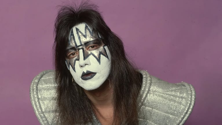 Luto por la muerte de Ace Frehley.
